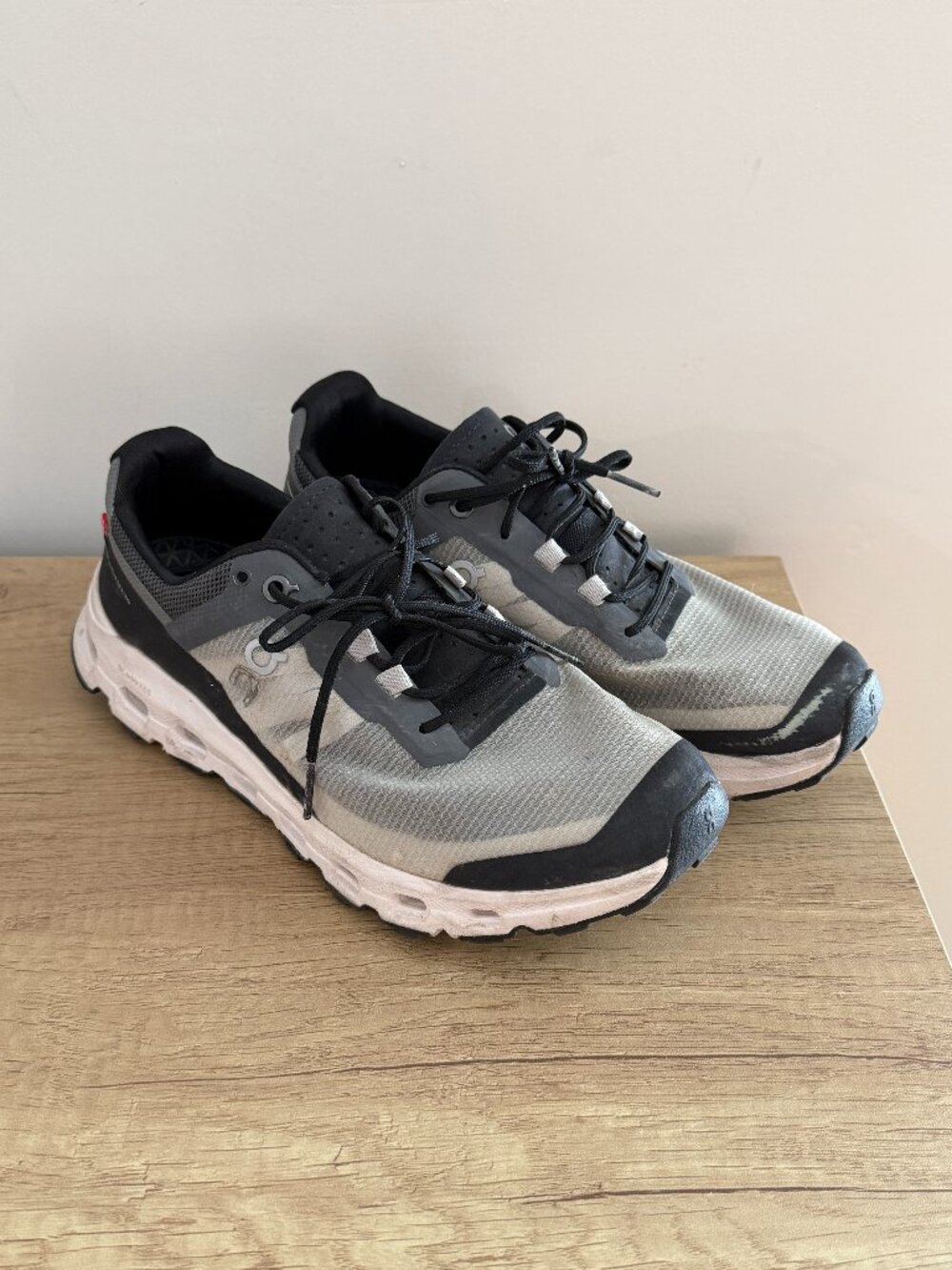 on running // cloudvista womens black white size 8